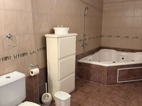 Casa 5 ambientes con 2 baños
