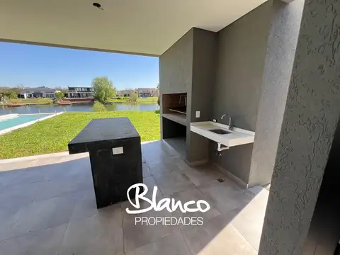 Casa en Venta con 3 cocheras