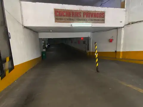Cómoda cochera en venta ubicada en calle Paraguay 467. Fácil acceso. Seguridad.