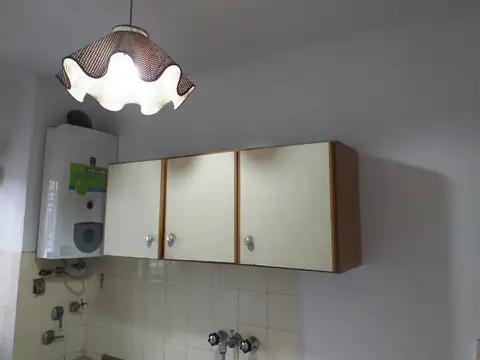 Al frente con balcón, bajo en expensas(1° piso de escalera). A metros de avellaneda. Cocina separada