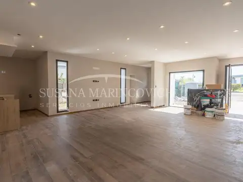 Casa en Venta con 2 cocheras