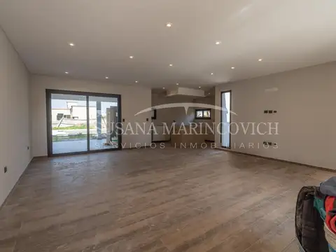 Casa 4 ambientes con 2 baños