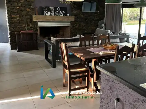 Casa 4 ambientes con 2 baños