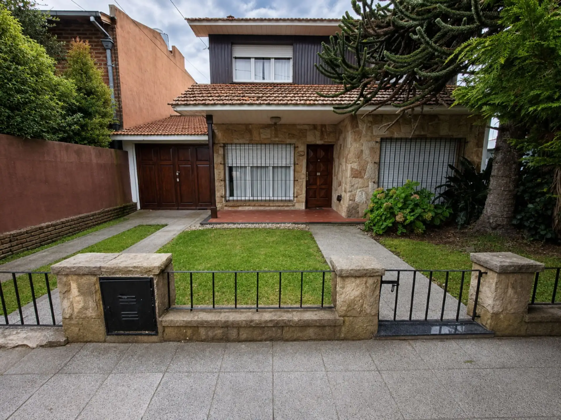 Casa en block sobre lote propio con parque Alfar
