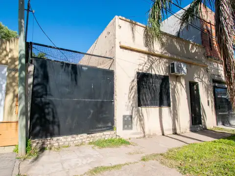 Se alquila Casa un dormitorio+ patio y cochera.