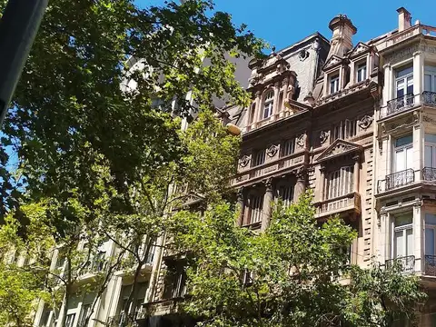 ALQUILER DE AMPLIAS Y LUMINOSAS OFICINAS ,EN PLENO CENTRO