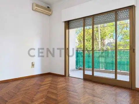Venta PH 3 ambientes, patio, balcón, terraza y dos locales.