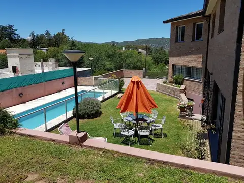 MUY LINDA CASA EN VENTA EN VILLA CARLOS PAZ, BARRIO VILLA DEL LAGO, AMPLIA, CON PILETA.