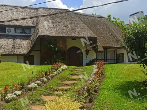 Amplia casa con piscina cerca de todo, para disfrtutar en verano!