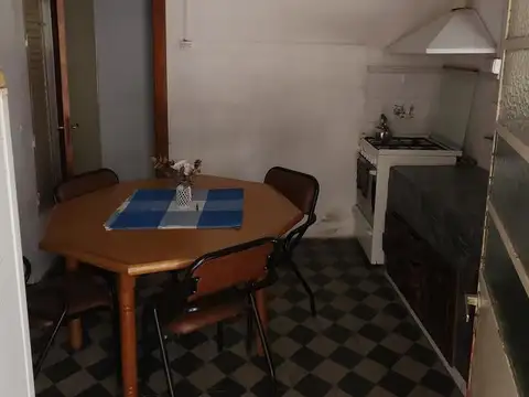ALQUILER Casa Amoblada 1 Habitación con Gran Parque, España al 500, Pergamino