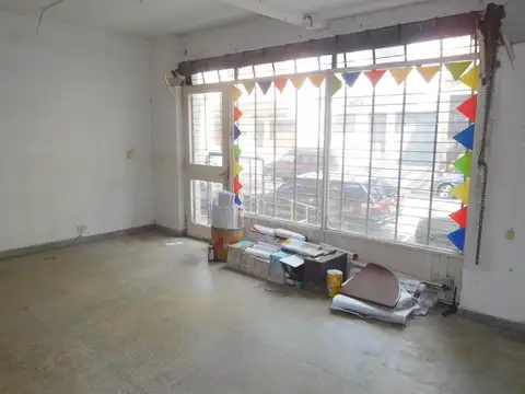 LOCAL COMERCIAL EN VIA PUBLICA A METROS AVDA PATRICIOS