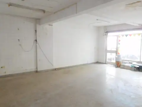 LOCAL COMERCIAL EN VIA PUBLICA A METROS AVDA PATRICIOS
