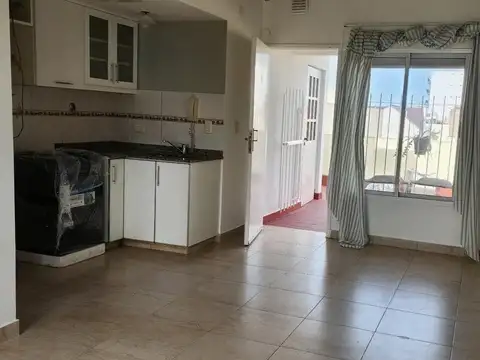 DEPARTAMENTO MONO AMBIENTE CON PATIO AL FRENTE