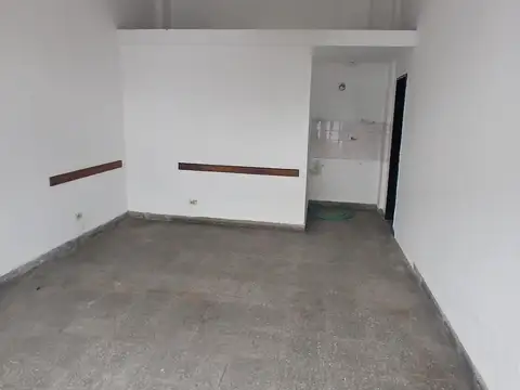 Local en Alquiler en Isidro Casanova, $ 600.000