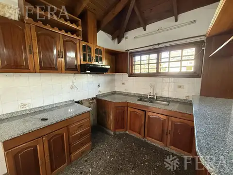 Casa 4 ambientes con 2 baños