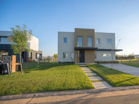 Casa en Venta con 2 cocheras