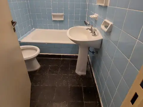 Céntrico 2 ambientes a 50 mts. de la Plaza - al frente con balcón - $ 550.000