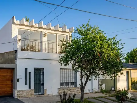 CASA DOBLE, DOS PLNTAS 5 Y 2 AMBIENTES, COCHERA FIANCABLE .
