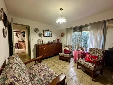 Casa 6 ambientes con 2 baños