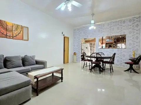 Casa multifamiliar con local en venta en Villa Ballester