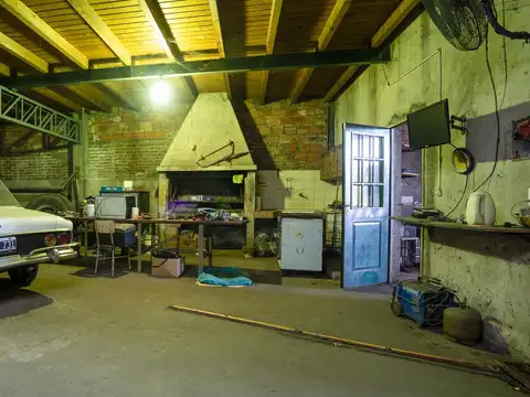 Galpón de 300m2 con dos departamentos de 65m2 c/u en Rotonda de Bajo Boulogne