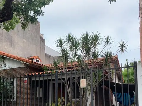 Casa en venta de 2 dormitorios c/ cochera en Villa Lugano