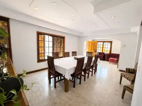 Casa 5 ambientes con 2 baños