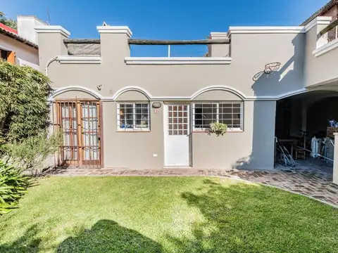 CASA EN VENTA 4AMB - VICTORIA CON JARDIN Y PILETA