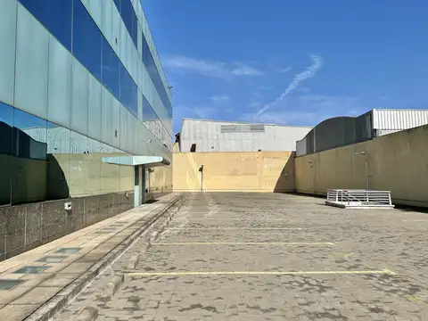 IMPONENTE EDIFICIO CORPORATIVO DE 5600M2 MAS 170 COCHERAS, INMEJORABLE UBICACIÓN, EN MARTINEZ.