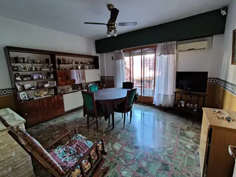 AMPLIO PISO – APTO CREDITO EN OPTIMO ESTADO – CON BALCON CORRIDO - SIN EXPENSAS – TERRAZA CON PARRILLA