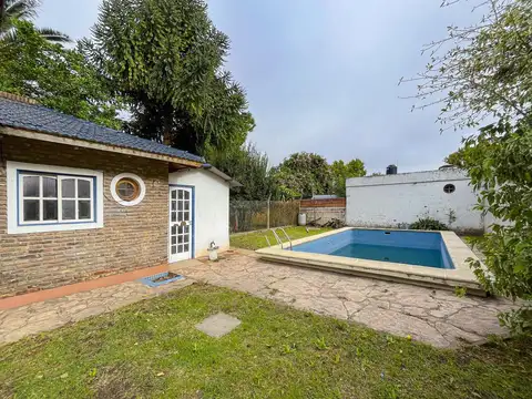Casa tres dormitorios, patio y pileta. Granadero Baigorria. Permuta. Apto crédito hipotecario.