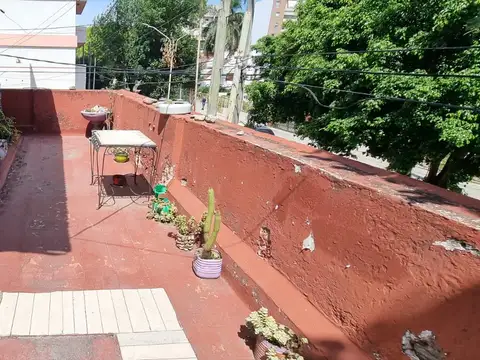 EN VENTA EN HAEDO CENTRO AMPLIA CASA DE DOS PLANTAS A SOLO UNA CUADRA DE LA ESTACIÓN - FICHA 9766