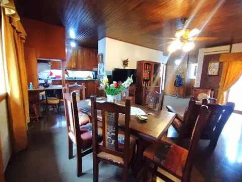 Casa 6 ambientes con 2 baños