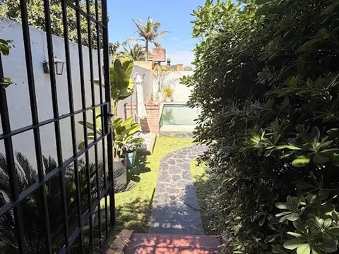 Casa 4 ambientes en Castelar Norte a metros de Santa Rosa