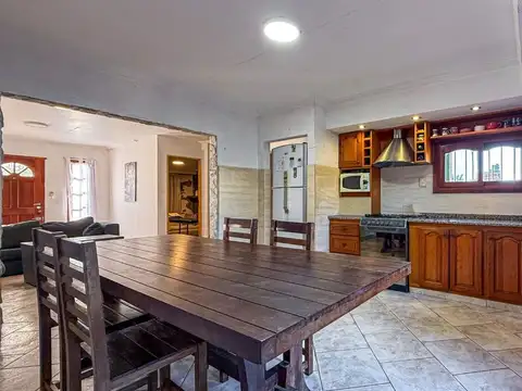 Casa 5 ambientes con 2 baños