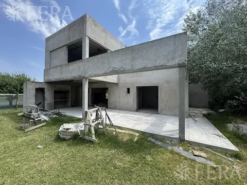 Venta casa de  5 ambientes en construcción en Miralagos 1