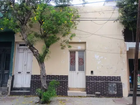 SE VENDE CASONA CÉNTRICA. FACILIDADES.