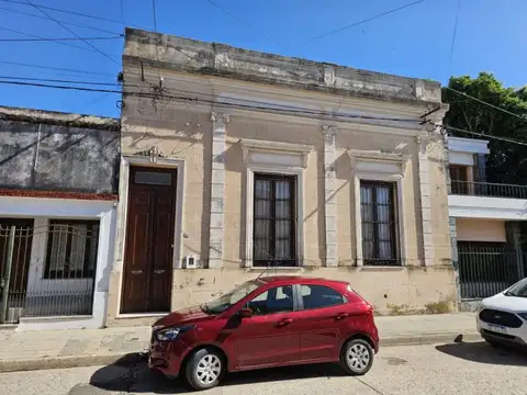 ¡VENTA! Casa céntrica a refaccionar de 3 dormitorios con jardín! Vélez Sarsfield e/ San Martín...