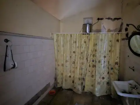 ¡VENTA! Casa céntrica a refaccionar de 3 dormitorios con jardín! Vélez Sarsfield e/ San Martín...