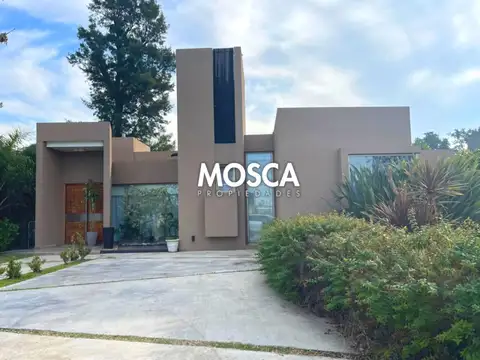 Casa en La Cesarina con pileta