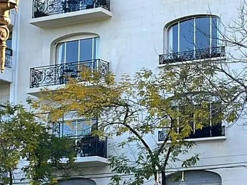 Alquiler Amoblado - Montevideo 1400 - Excelente Piso - Vista abierta a la Plaza - 4 dormitorios