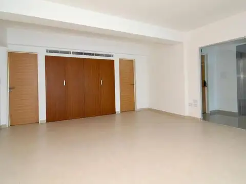 Oficina en edificio Corporativo sobre Av. 9 de Julio. Luz natural. Muy buen estado