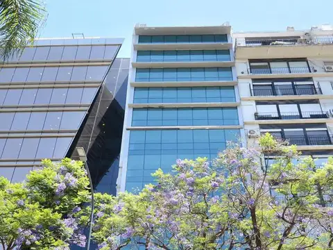 Oficina en edificio Corporativo sobre Av. 9 de Julio. Luz natural. Muy buen estado