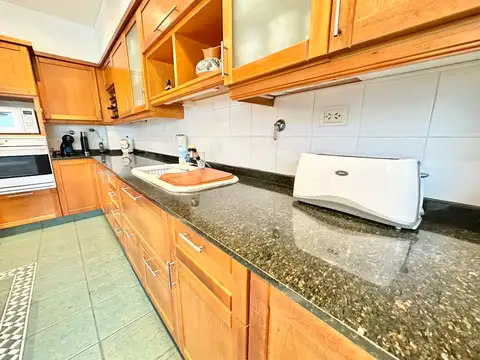 VENTA CASA 5 AMBIENTES JARDIN PILETA BERNAL CENTRO