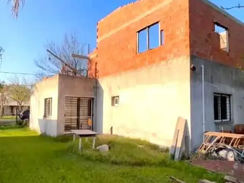 VENTA | PERMUTA - Casa de 3 dormitorios y balcón - Barrio Los Troncos, Funes.