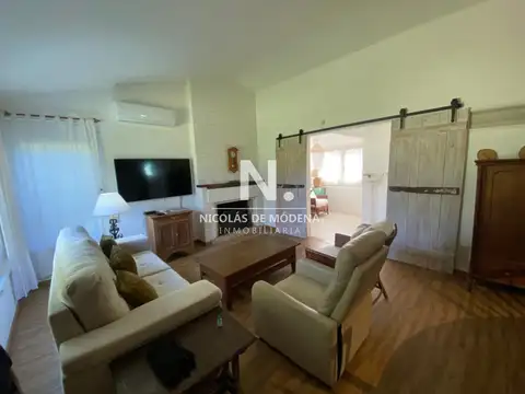 Casa 4 ambientes con 2 baños