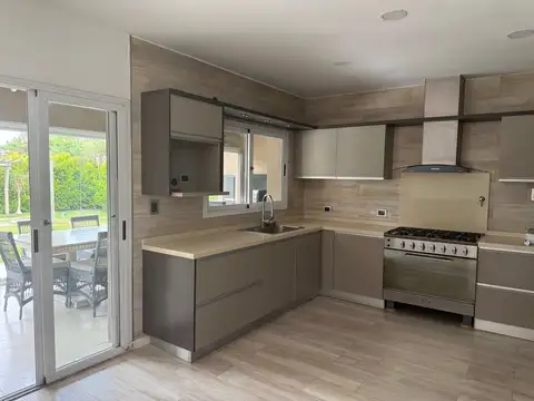 Casa 7 ambientes con 4 baños