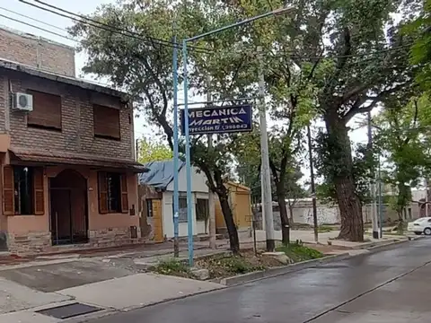 Casa con galpón y patio en godoy cruz mendoza