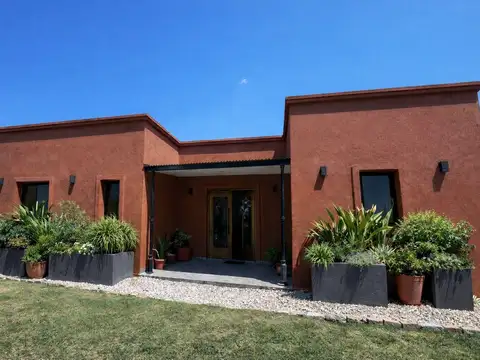 CASA  venta BARRIO EL CANTON  4 dormitorios JARDIN GALERÍA parrilla isla gran parque