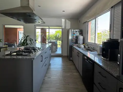 Casa 5 ambientes con 3 baños